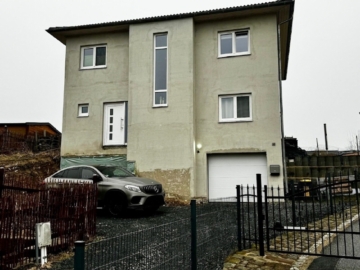 Ansicht Objekt - Hochwertiges Einfamilienhaus in ruhiger Lage mit freiem Blick und Poolanlage