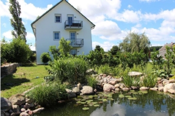 Außenansicht mit Teich - 6-Familienhaus auf Rügen an der Ostsee