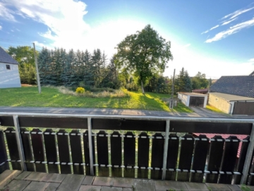 Blick vom Balkon - Attraktives Zweifamilienhaus in ruhiger Lage