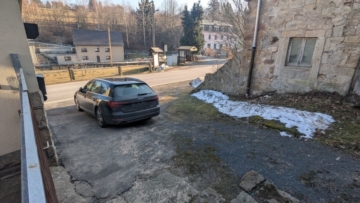 Einfahrt - Einfamilienhaus mit großem Grundstück – Ideal für Familien