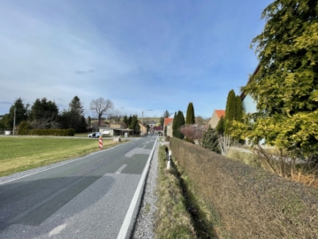 Blick in die Dorfstraße - Sonderpreis! Bauplatz am Feldrand in Bretnig-Hauswalde