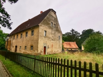 Hofansicht - Dreiseithof auf Erbpacht in Parkanlage mit Teich & Wald bei Oschatz