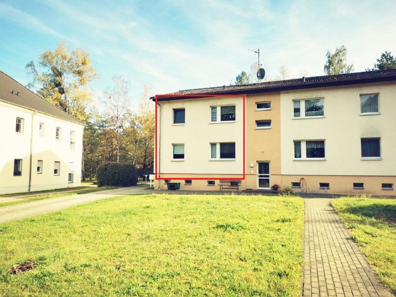 Hauseingang - Zwei 3-Raum-Wohnungen mit Balkon im Grünen