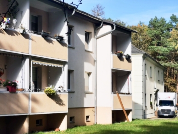 Info Nachbarbebauung - 6,62 % Rendite 2 x 3-Raum-Wohnungen mit Balkon in Stadt Bernsdorf