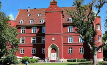 Aussenansicht Eingang - Schloßhotel an der Ostsee auf Rügen