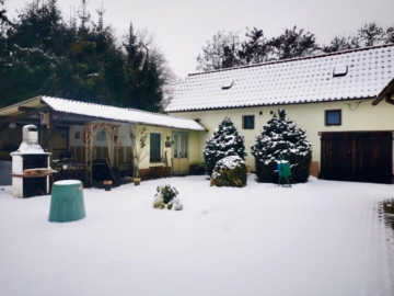Nebengebäude 1 mit Bungalow - Verträumter kleiner Dreiseitenhof bei der Stadt Bernsdorf