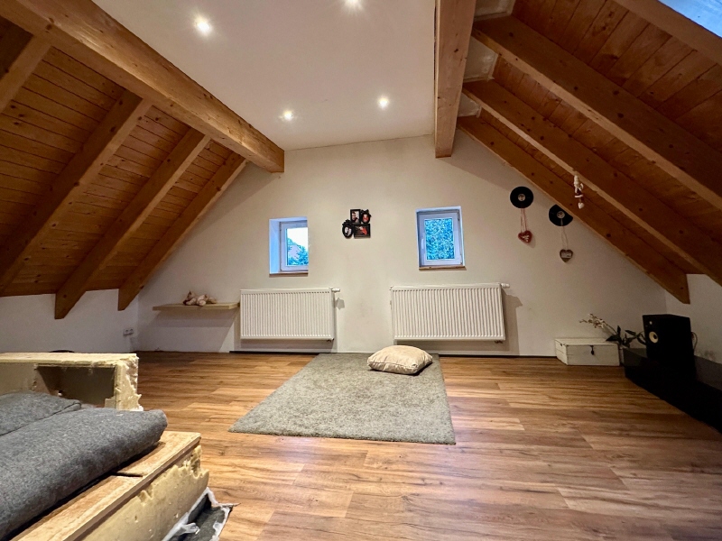 Zimmer DG - Zweifamilienhaus mit großer Scheune in bester Lage von Nossen