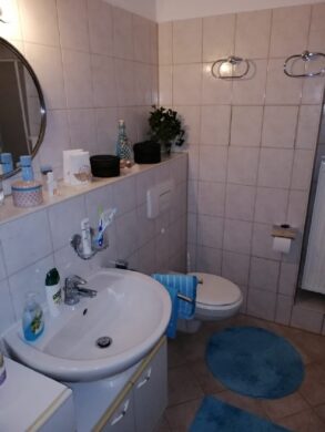 Vermietete 2-Raum-Eigentumswohnung in Dresden - Bad mit Waschbecken und Toilette