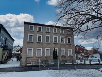 Großröhrsdorf - Schönes Zweifamilienhaus mit viel Charm - Straßenansicht