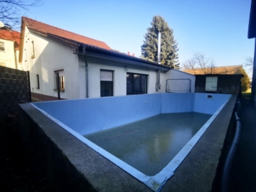 Rückseite mit Pool - EFH mit großer Einliegerwohnung und Sauna – Nähe Senftenberg