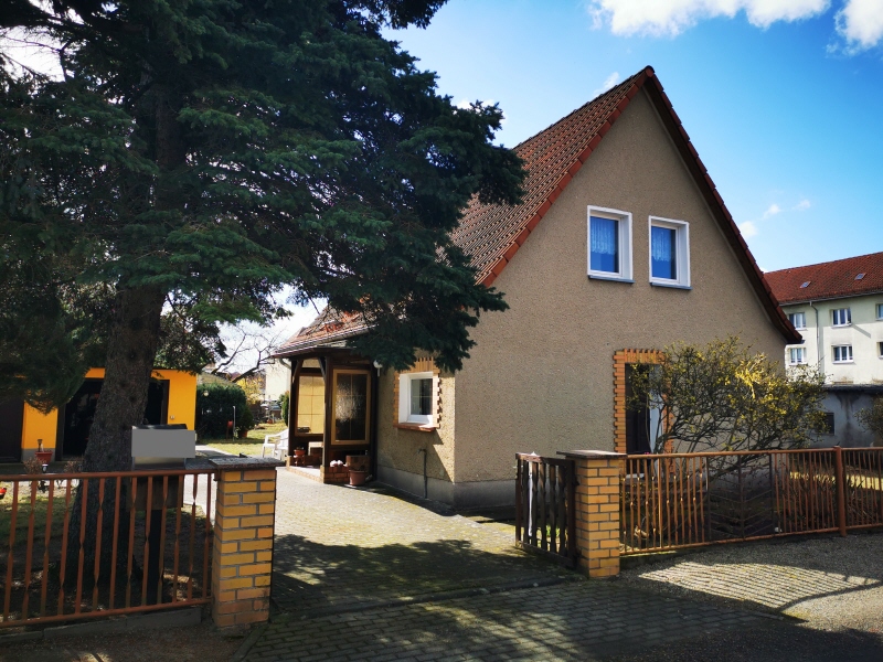 Straßenseite - Charmantes kleines Einfamilienhaus in Lauta