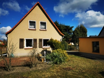 Giebelansicht zum Garten - Charmantes kleines Einfamilienhaus in Lauta