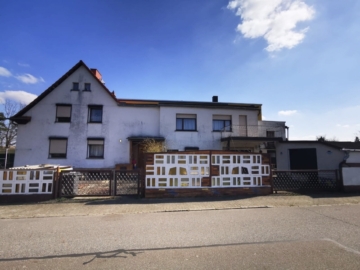 Vorderansicht - Großzügige Doppelhaushälfte mit XL-Werkstatt in Lauta