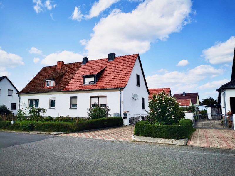 Straßenseite - Doppelhaushälfte in Bernsdorf