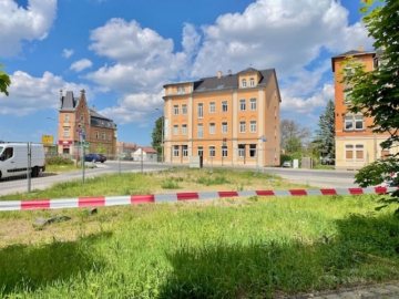Innenstädtischer Bauplatz in 01705 Freital mit eigenem Parkplatz - Sanierte Nachbargebäude